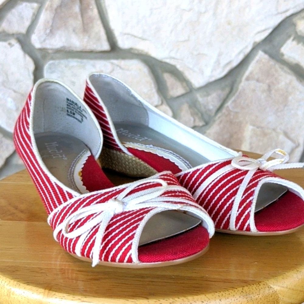 Mudd red and white stripes slip on sandals